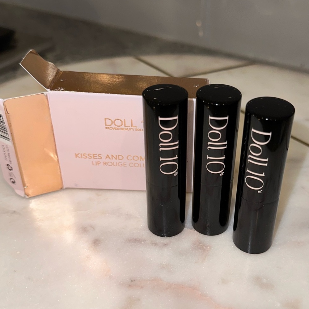 ✨NEW IN BOX✨ Doll 10 DOLL VAULT
KISSES & COMPLIMENTS LIP ROUGE COLLECTION - Picture 8 of 9